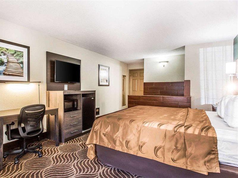 Quality Inn Блек-Маунтін Екстер'єр фото