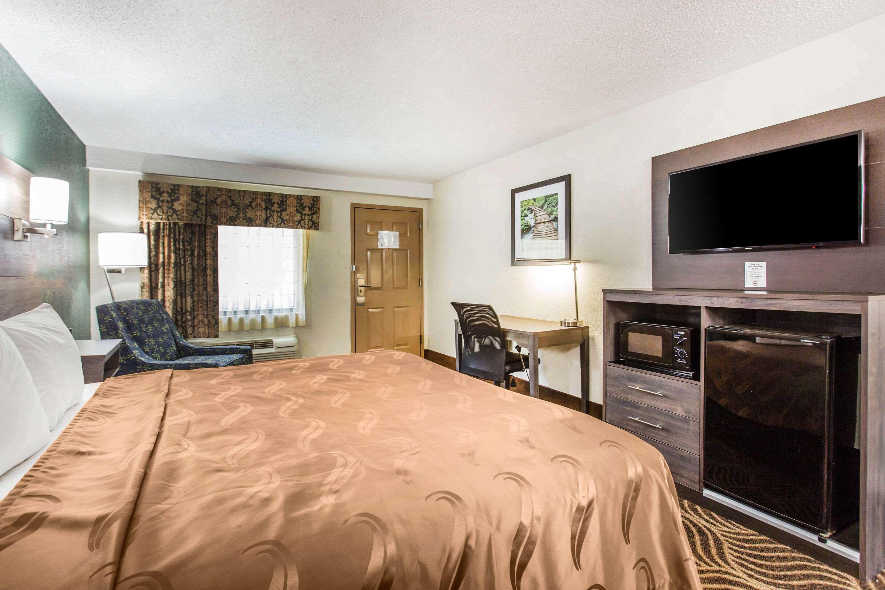 Quality Inn Блек-Маунтін Екстер'єр фото