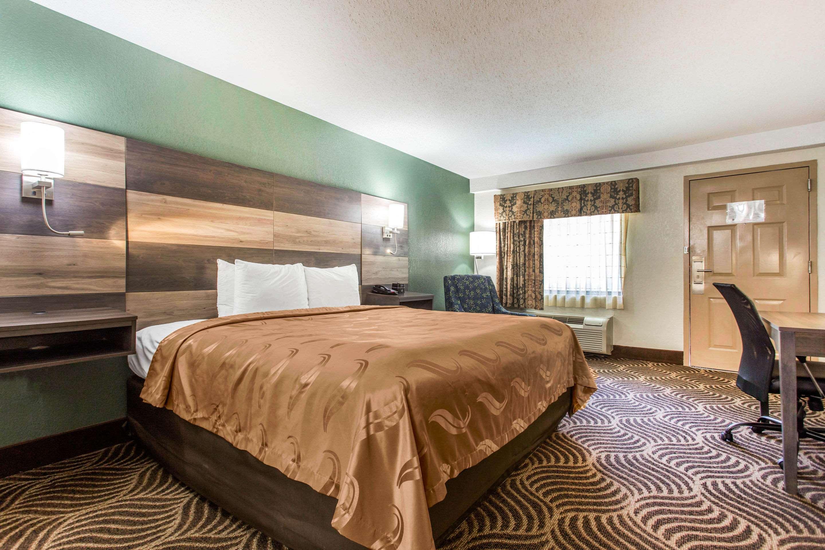 Quality Inn Блек-Маунтін Екстер'єр фото
