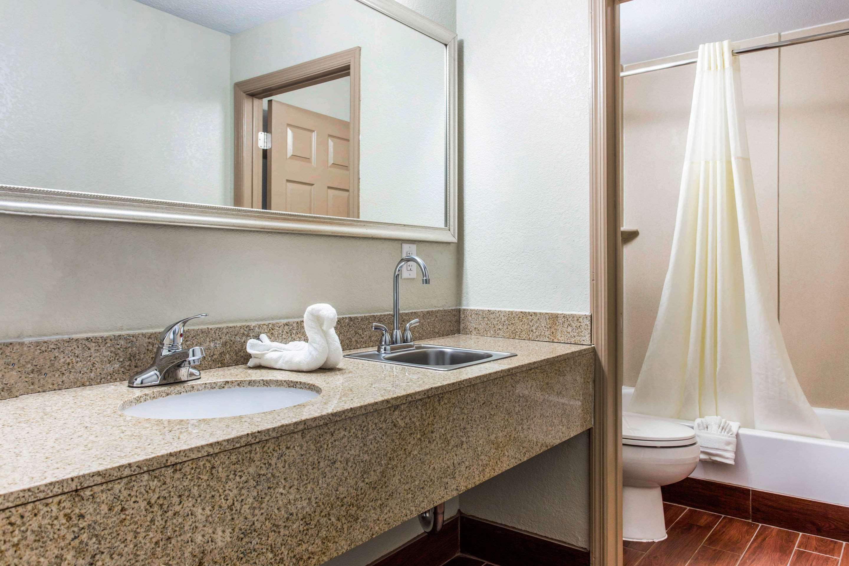 Quality Inn Блек-Маунтін Екстер'єр фото