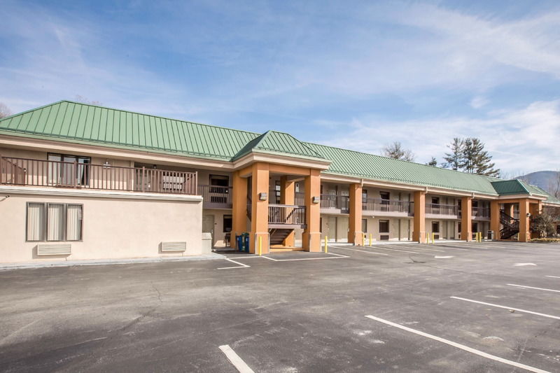 Quality Inn Блек-Маунтін Екстер'єр фото