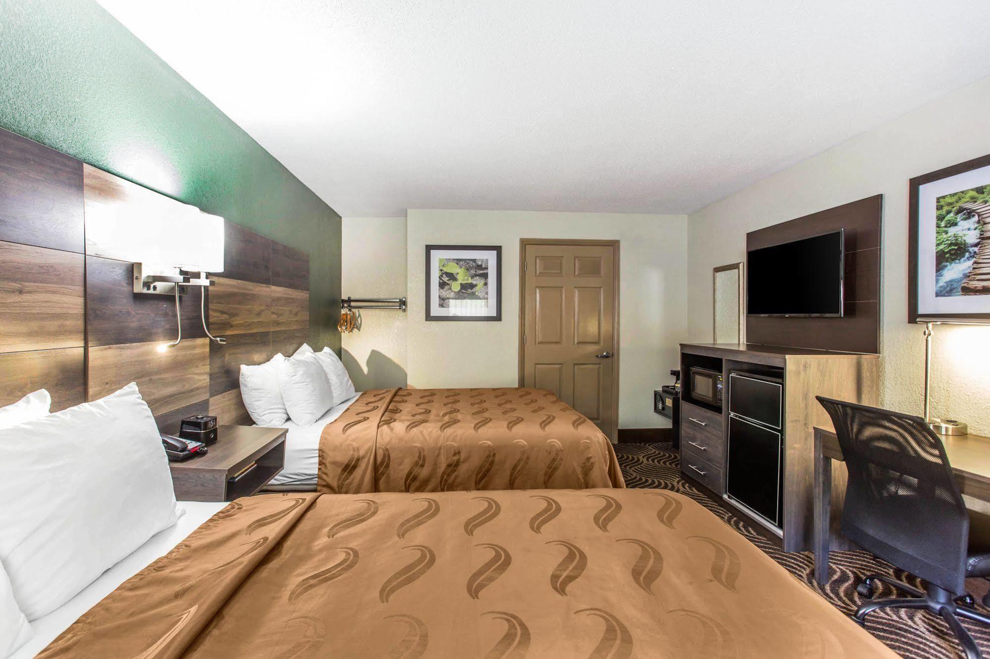 Quality Inn Блек-Маунтін Екстер'єр фото